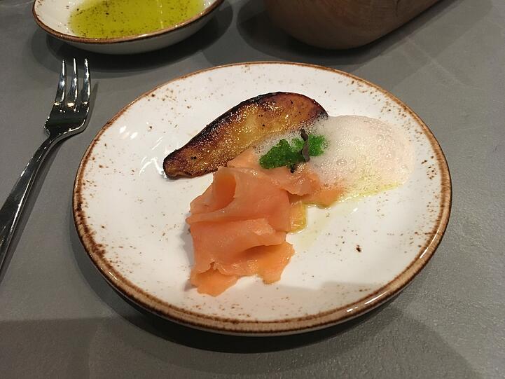 Lachs und Tobiko-Kaviar mit geflämmter Birne.
