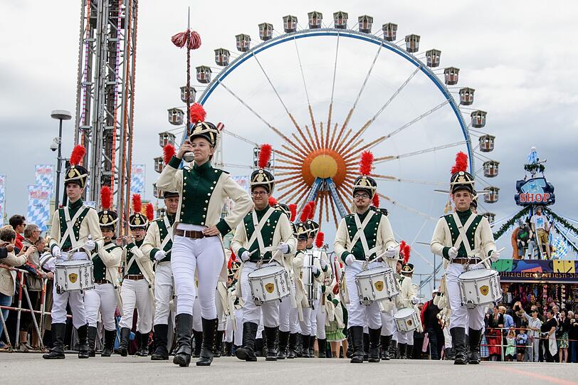 So ein Glück! Rechtzeitig zu Beginn des traditionellen Trachten- und Schützenzuges kam am Sonntag die Sonne raus.