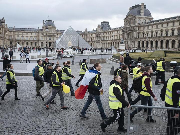 "Gelbwesten"-Demonstranten vor der Pyramide des Louvre in Paris.