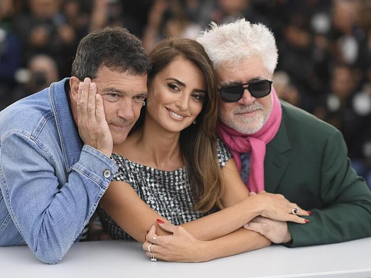 Antonio Banderas (l-r), Penélope Cruz und Regisseur Pedro Almodovar in Canners.
