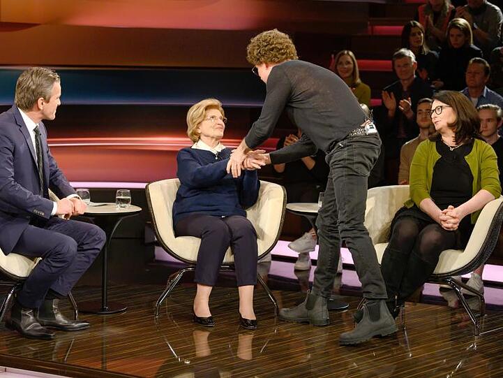 Der Comedian Atze Schröder (2.v.r.) reicht Eva Szepesi (2.v.l.) im Beisein ihrer Tochter Anita Schwarz (r) im Studio bei Markus Lanz die Hand.