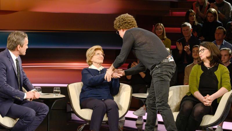 Der Comedian Atze Schröder (2.v.r.) reicht Eva Szepesi (2.v.l.) im Beisein ihrer Tochter Anita Schwarz (r) im Studio bei Markus Lanz die Hand. Der Comedian Atze Schröder (2.v.r.) reicht Eva Szepesi (2.v.l.) im Beisein ihrer Tochter Anita Schwarz (r) im Studio bei Markus Lanz die Hand.