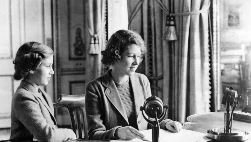 Prinzessin Elizabeth hält ihre erste öffentliche Rede, an ihrer Seite Prinzessin Margaret.