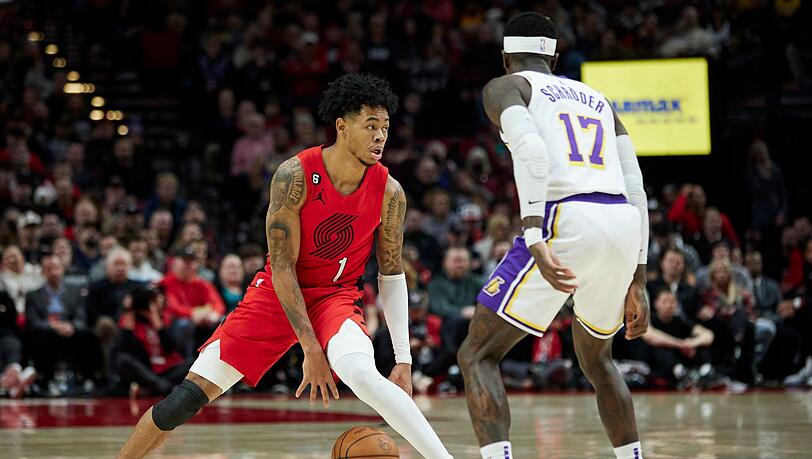 Lakers-Guard Dennis Schröder (r) verteidigt gegen Portlands Anfernee Simons.
