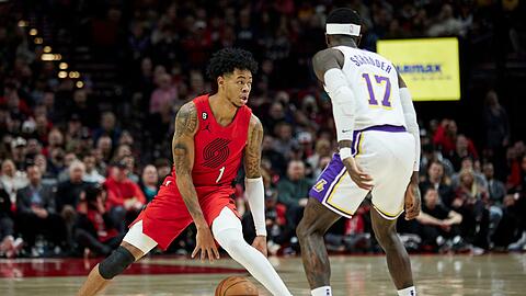 Lakers-Guard Dennis Schröder (r) verteidigt gegen Portlands Anfernee Simons.