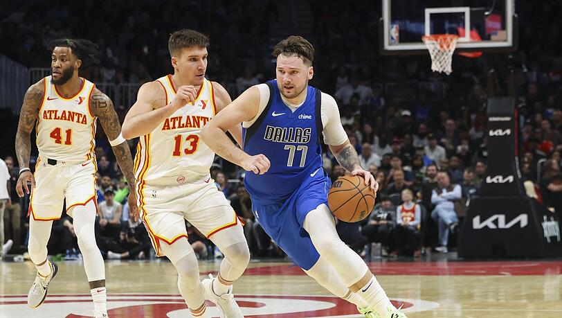 Luka Doncic (r) wird hier von Atlantas Bogdan Bogdanovic verteidigt.