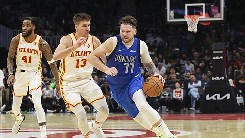Luka Doncic (r) wird hier von Atlantas Bogdan Bogdanovic verteidigt.