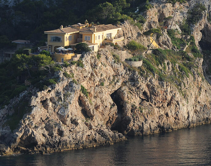 Kurze Zeit später erwachsen Vorwürfe im Zusammenhang mit Gratis-Urlaubsaufenthalten in Häusern befreundeter Unternehmer. Aus einer Liste, die Wulffs Anwaltsbüro angesichts des medialen Drucks veröffentlicht, zeigt sich, dass Wulff zwischen 2003 und 2010 insgesamt sechs Mal im Urlaub zu Gast bei Unternehmern war. Aus dem offiziellen Schreiben geht hervor, diese Aufenthalte hätten keinen Bezug zu Wulffs öffentlichen Ämtern gehabt.