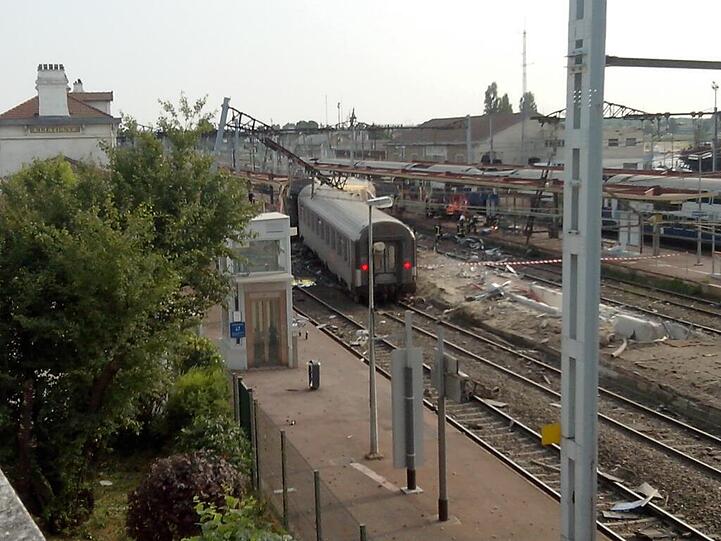 Bei der Einfahrt in einen Bahnhof 40 Kilometer südlich von Paris ist ein Regionalzug entgleist und in zwei Teile gerissen worden. Mindestens sieben Menschen sind ums Leben gekommen.