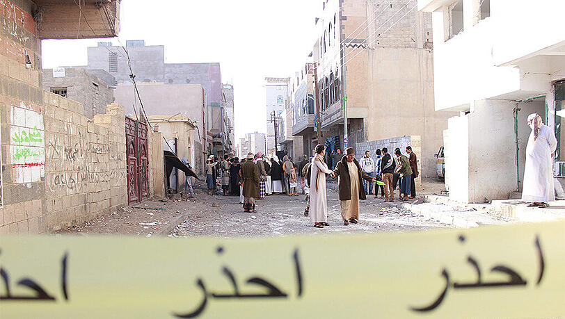 Der Tatort nach einer Explosion in Sanaa. Die Lage droht zu eskalieren. Die Regierung ist zurückgetreten. Der Tatort nach einer Explosion in Sanaa. Die Lage droht zu eskalieren. Die Regierung ist zurückgetreten.