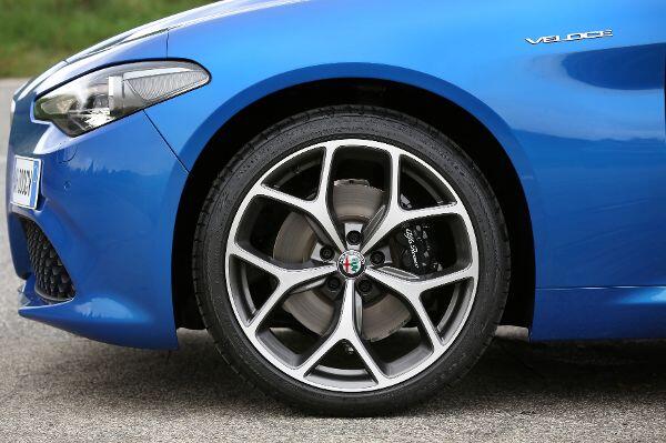 18 Zoll große Leichtmetallräder und Xenon-Scheinwerfer setzen bei der Giulia Veloce optische Akzente.