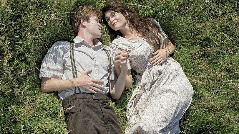 Leo (Mark Rendall) verspricht Alma (Gemma Arterton), sie immer zu lieben.