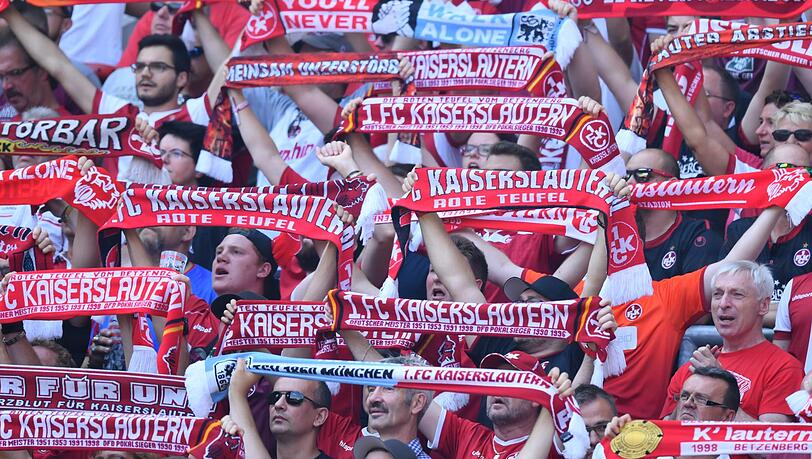 Tolle Stimmung: Gemeinsam machten über 40.000 Löwen- und Lautern-Fans den Drittliga-Auftakt zum Festival. Tolle Stimmung: Gemeinsam machten über 40.000 Löwen- und Lautern-Fans den Drittliga-Auftakt zum Festival.