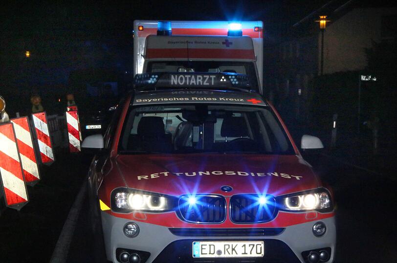 Am Donnerstagabend ist ein Mann auf glatter Straße in den Gegenverkehr geraten und frontal mit dem Auto eines 23-Jährigen zusammengestoßen.