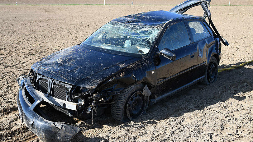 Völlig demoliert liegt der Audi in einem Acker zwischen Velden und Vilsbiburg - Bilder vom Bergungseinsatz.