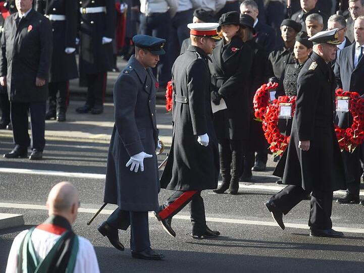 Prinz William und Prinz Harry während des Gedenkgottesdienstes am "Cenotaph Memorial".