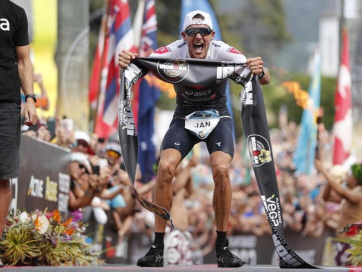 Jan Frodeno aus Deutschland jubelt 2019 nach dem Triathlon-Sieg auf Hawaii.