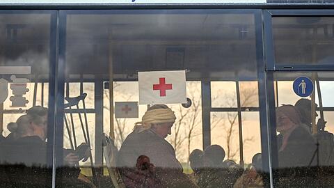 Aus Mariupol gefl&uuml;chtete Menschen - darunter auch solche, die fast zwei Monate im Schutzraum des Stahlwerks Azovstal verbracht haben - kommen im s&uuml;dukrainischen Saporischschja an.