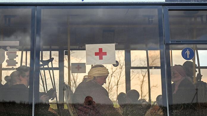 Aus Mariupol geflüchtete Menschen - darunter auch solche, die fast zwei Monate im Schutzraum des Stahlwerks Azovstal verbracht haben - kommen im südukrainischen Saporischschja an.