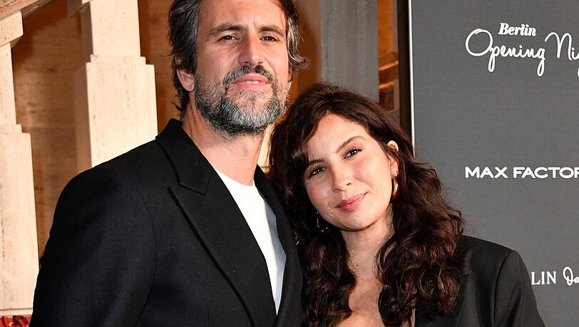 Im Babglück: Tom Beck und Chryssanthi Kavazi sind Eltern einer kleinen Tochter geworden. Im Babglück: Tom Beck und Chryssanthi Kavazi sind Eltern einer kleinen Tochter geworden.