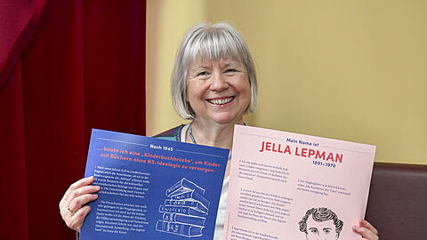 Adelheid Schmid-Thomézeigt das Plakat mit ihrer Lieblingsfrau Jella Lepman. Sie hat die internationale Jugendbibliothek gegründet, um Kinder mit Büchern frei von Nazi-Ideologie zu versorgen.