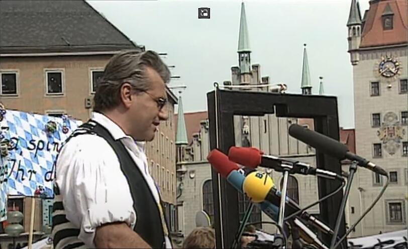 Revolutions-Rädelsführer Manfred Schauer, der Schichtl von der Wiesn, vor 30 Jahren als Redner auf dem Podium am Marienplatz.