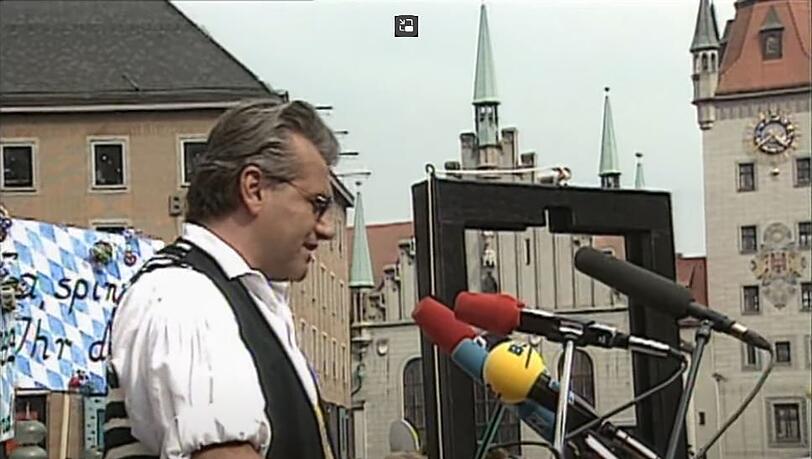 Revolutions-Rädelsführer Manfred Schauer, der Schichtl von der Wiesn, vor 30 Jahren als Redner auf dem Podium am Marienplatz. Revolutions-Rädelsführer Manfred Schauer, der Schichtl von der Wiesn, vor 30 Jahren als Redner auf dem Podium am Marienplatz.