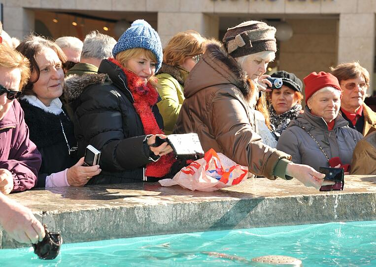 Die Bilder vom Geldbeutel-Waschen