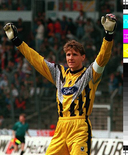 ...Sepp Maier sagte mal: &bdquo;1990 wären wir auch ohne Torwart Weltmeister geworden.&ldquo;
Da hakt&rsquo;s noch: Während Illgner im WM-Halbfinale zum Helden wurde, fehlt Neuer noch sein eines großes Länderspiel mit der Nationalmannschaft.