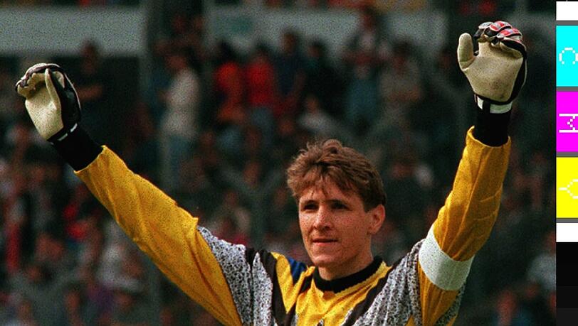 ...Sepp Maier sagte mal: „1990 wären wir auch ohne Torwart Weltmeister geworden.“
Da hakt’s noch: Während Illgner im WM-Halbfinale zum Helden wurde, fehlt Neuer noch sein eines großes Länderspiel mit der Nationalmannschaft. ...Sepp Maier sagte mal: „1990 wären wir auch ohne Torwart Weltmeister geworden.“
Da hakt’s noch: Während Illgner im WM-Halbfinale zum Helden wurde, fehlt Neuer noch sein eines großes Länderspiel mit der Nationalmannschaft.