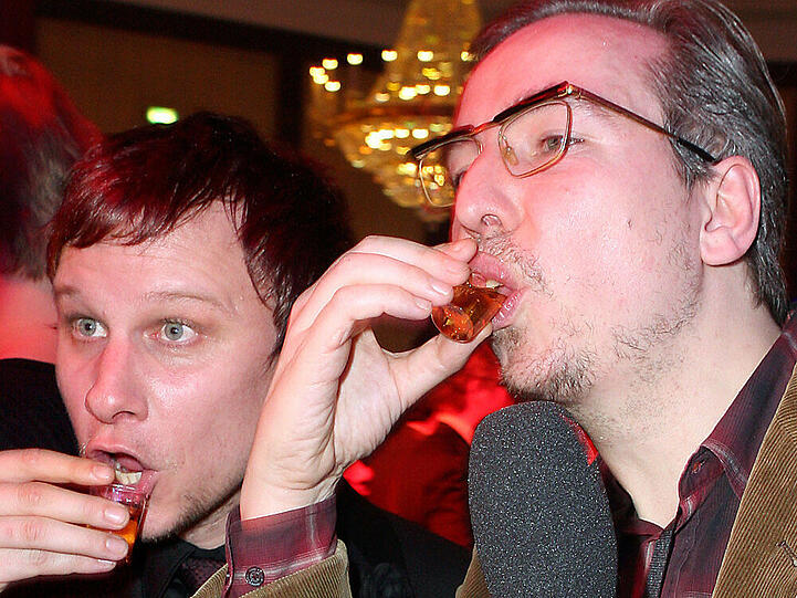 Olli Schulz (r.) füllt Robert Stadlober (l.) ab