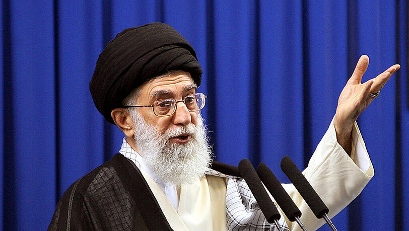 Ajatollah Ali Chamenei, hier 2009, hat zum Thema Inspektion militärischer Anlagen eine klare Meinung: "Dafür wird keine Erlaubnis erteilt". Ajatollah Ali Chamenei, hier 2009, hat zum Thema Inspektion militärischer Anlagen eine klare Meinung: "Dafür wird keine Erlaubnis erteilt".