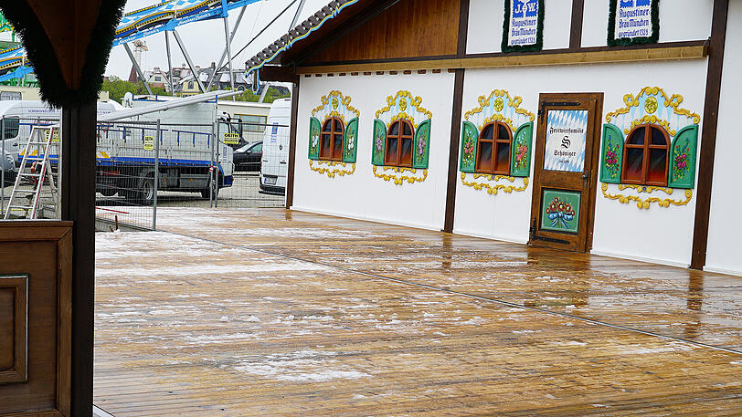 Schneematsch vor dem Bierzelt.