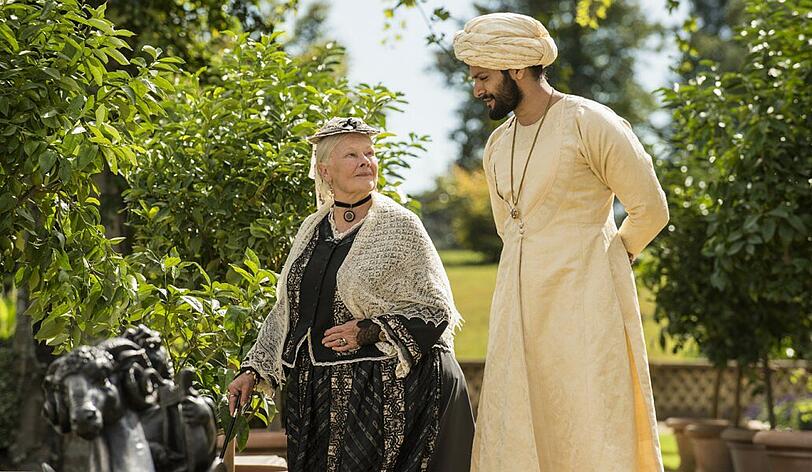 Gebannt lauscht Victoria (Judi Dench) Abduls (Ali Fazal) Erzählungen von Indien. Die Kaiserin hat ihr Reich noch nie gesehen.