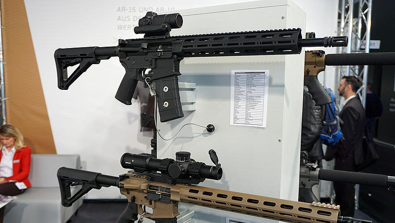 Gleich mehrere Hersteller präsentierten stolz ihre Linzenzbauten des Sturmgewehrs AR-15. Gleich mehrere Hersteller präsentierten stolz ihre Linzenzbauten des Sturmgewehrs AR-15.