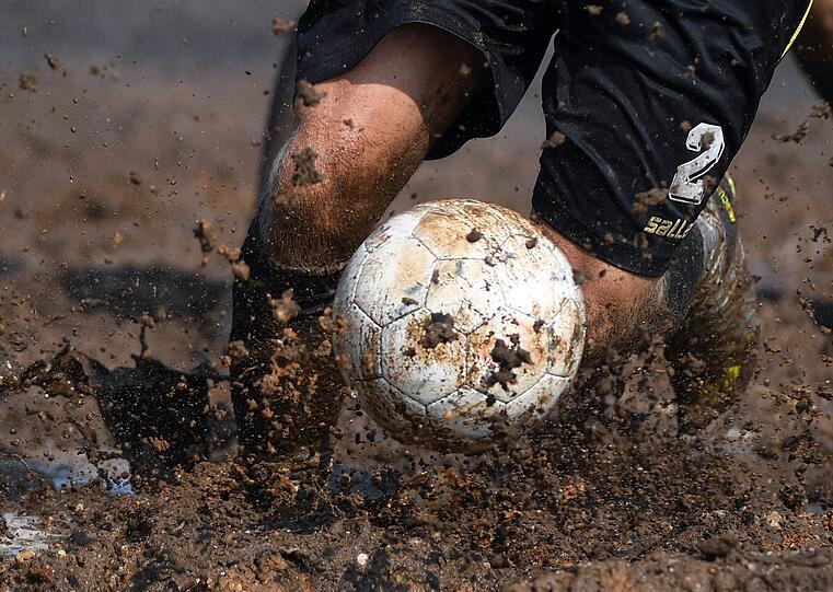 Deutsche Meisterschaft im Matschfußball: Die beliebte Schlammschlacht feiert ihr zehnjähriges Jubiläum.