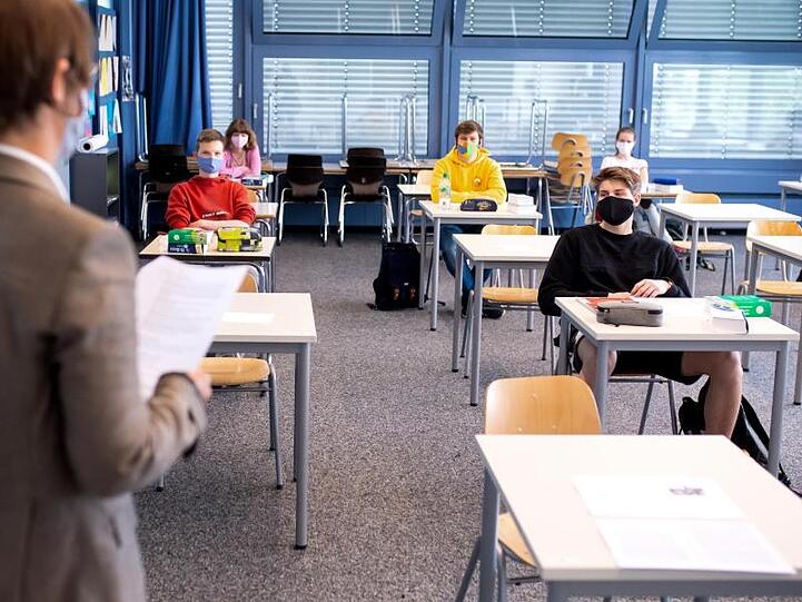 Schüler und Schülerinnen der 12. Klasse eines Gymnasiums nehmen mit Mundschutz am Unterricht teil. Foto: Sven Hoppe/dpa/Archivbild