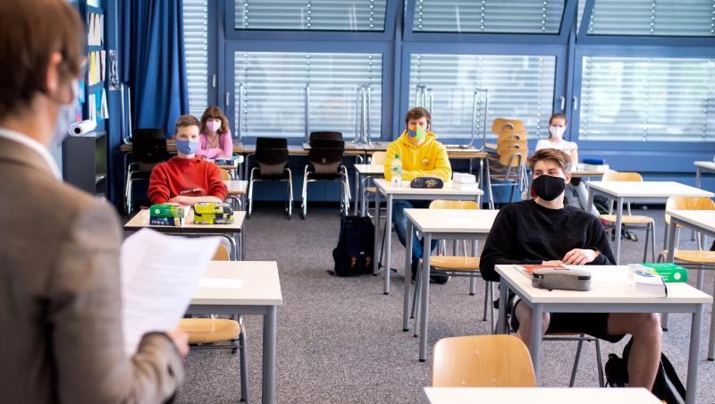 Schüler und Schülerinnen der 12. Klasse eines Gymnasiums nehmen mit Mundschutz am Unterricht teil. Foto: Sven Hoppe/dpa/Archivbild Schüler und Schülerinnen der 12. Klasse eines Gymnasiums nehmen mit Mundschutz am Unterricht teil. Foto: Sven Hoppe/dpa/Archivbild