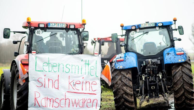 "Lebensmittel sind keine Ramschwaren": Bauern-Protest vor dem Zentrallager von Lidl in Cloppenburg.