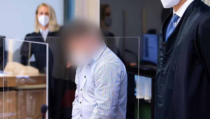 Der Angeklagte beim Prozessauftakt.