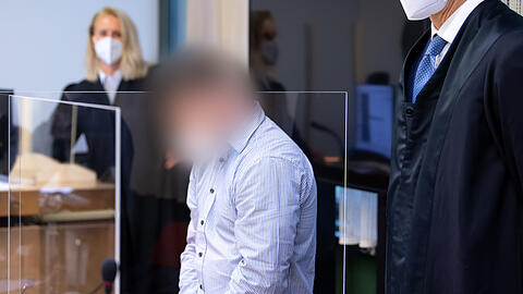 Der Angeklagte beim Prozessauftakt.