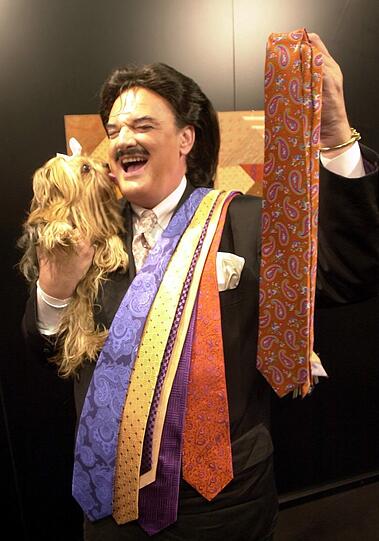 Modemacher Rudolph Moshammer mit Hund Daisy in seiner Boutique.