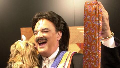Modemacher Rudolph Moshammer mit Hund Daisy in seiner Boutique.