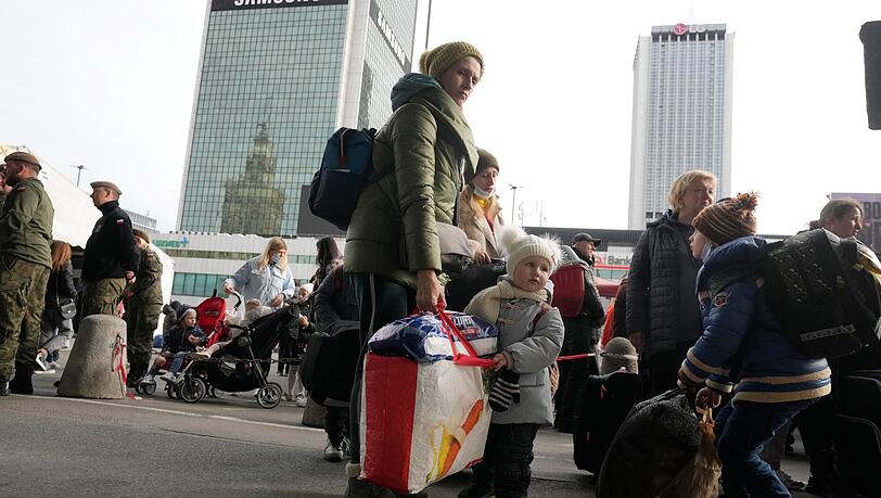 Ukrainische Flüchtlinge am Hauptbahnhof in Warschau.