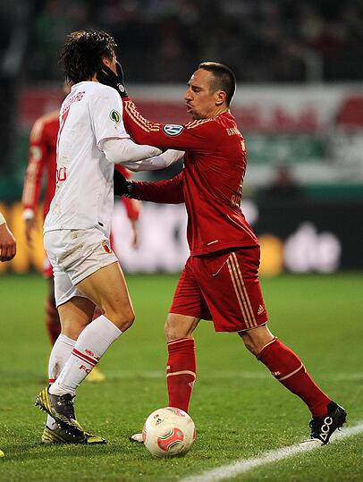 Ribéry im Dezember 2012 gegen Augsburgs Koo: Rot!