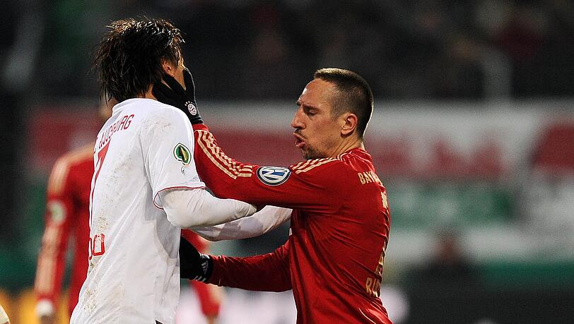 Ribéry im Dezember 2012 gegen Augsburgs Koo: Rot!