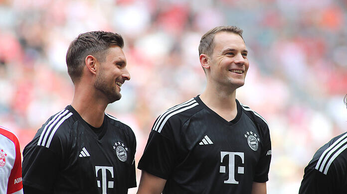 Die Verträge von Manuel Neuer (r.) und Sven Ulreich (l.) laufen kommenden Sommer aus.