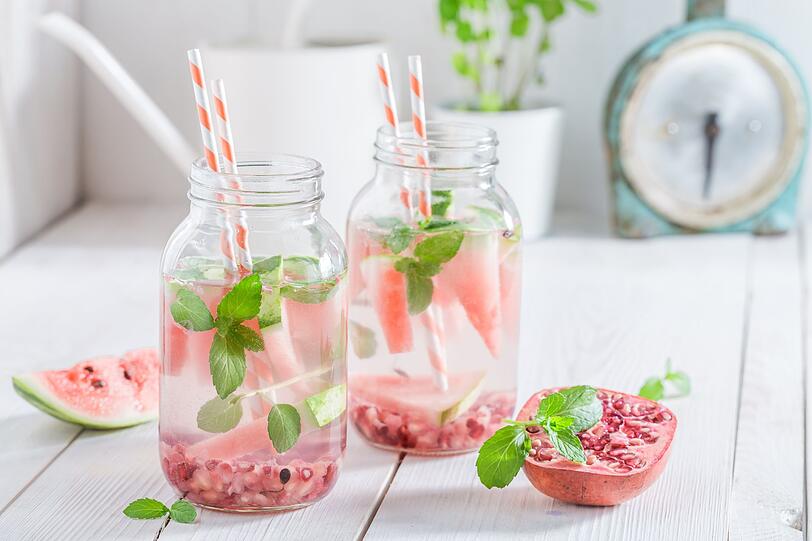 Auch mit Granatapfel lässt sich wunderbar Wasser aufpeppen. Dafür klopft man mithilfe eines Löffels einen aufgeschnittenen Granatapfel über einem Krug aus, damit die Kerne und Saft hineinfallen. Dazu passt geriebener Ingwer, eine Bio-Limette in Scheiben geschnitten, Pfefferminzblätter und Eiswürfel. Besonders dekorativ sind Eiswürfel mit Beeren oder auch Granatapfelkernen. Auch mit Granatapfel lässt sich wunderbar Wasser aufpeppen. Dafür klopft man mithilfe eines Löffels einen aufgeschnittenen Granatapfel über einem Krug aus, damit die Kerne und Saft hineinfallen. Dazu passt geriebener Ingwer, eine Bio-Limette in Scheiben geschnitten, Pfefferminzblätter und Eiswürfel. Besonders dekorativ sind Eiswürfel mit Beeren oder auch Granatapfelkernen.