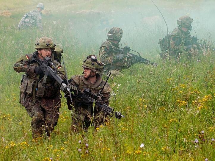 Wohin geht die Bundeswehr? - Verteidigungsminister Guttenberg legt ein neues Reformmodell vor.