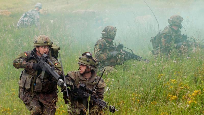 Wohin geht die Bundeswehr? - Verteidigungsminister Guttenberg legt ein neues Reformmodell vor. Wohin geht die Bundeswehr? - Verteidigungsminister Guttenberg legt ein neues Reformmodell vor.